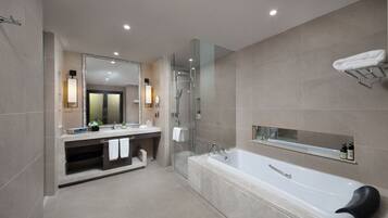 行政客房 | 浴室 | 免费洗浴用品、吹风机、浴袍、拖鞋