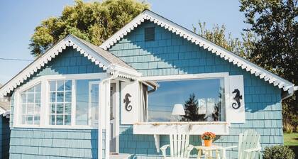 Cottage On the Bay - Queen, Jetted tub, Full Kitchen, water view