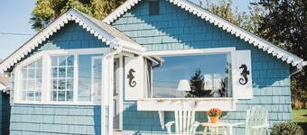 Cottage On the Bay - Queen, Jetted tub, Full Kitchen, water view