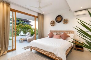 4 bedrooms, in-room safe, laptop workspace, free WiFi - Villa Manusa by Villa Finder (Canggu)