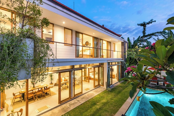 Outdoor pool - Villa Manusa by Villa Finder (Canggu)