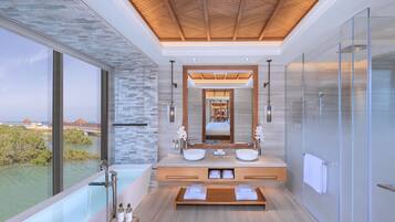 Two Bedroom Anantara Over Water Pool Villa | Bagno | Vasca e doccia separate, set di cortesia gratuito, asciugacapelli