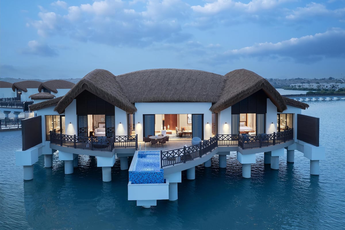 Two Bedroom Anantara Over Water Pool Villa | Minibar, cortinas blackout y insonorización 