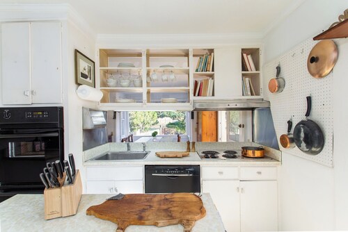 King Bed, Historic Franklin Farmhouse, Horses in your back yard & a pool.