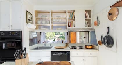 King Bed, Historic Franklin Farmhouse, Horses in your back yard & a pool.