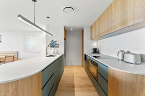 Réfrigérateur, micro-ondes, plaque de cuisson, lave-vaisselle