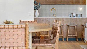 Eine moderne Küche mit Holzschränken, einer weißen Arbeitsplatte und einer eingebauten Spüle.