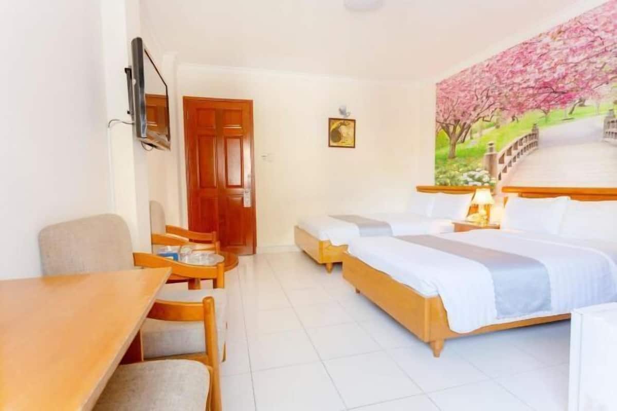 1 bedroom, hypo-allergenic bedding, minibar, desk
