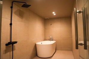 Biệt thự Cao cấp | Phòng tắm | Đồ dùng nhà tắm miễn phí, máy sấy tóc, bồn cầu với vòi rửa điện