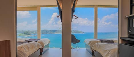 2 habitaciones, cubrecamas, cortinas blackout y ropa de cama