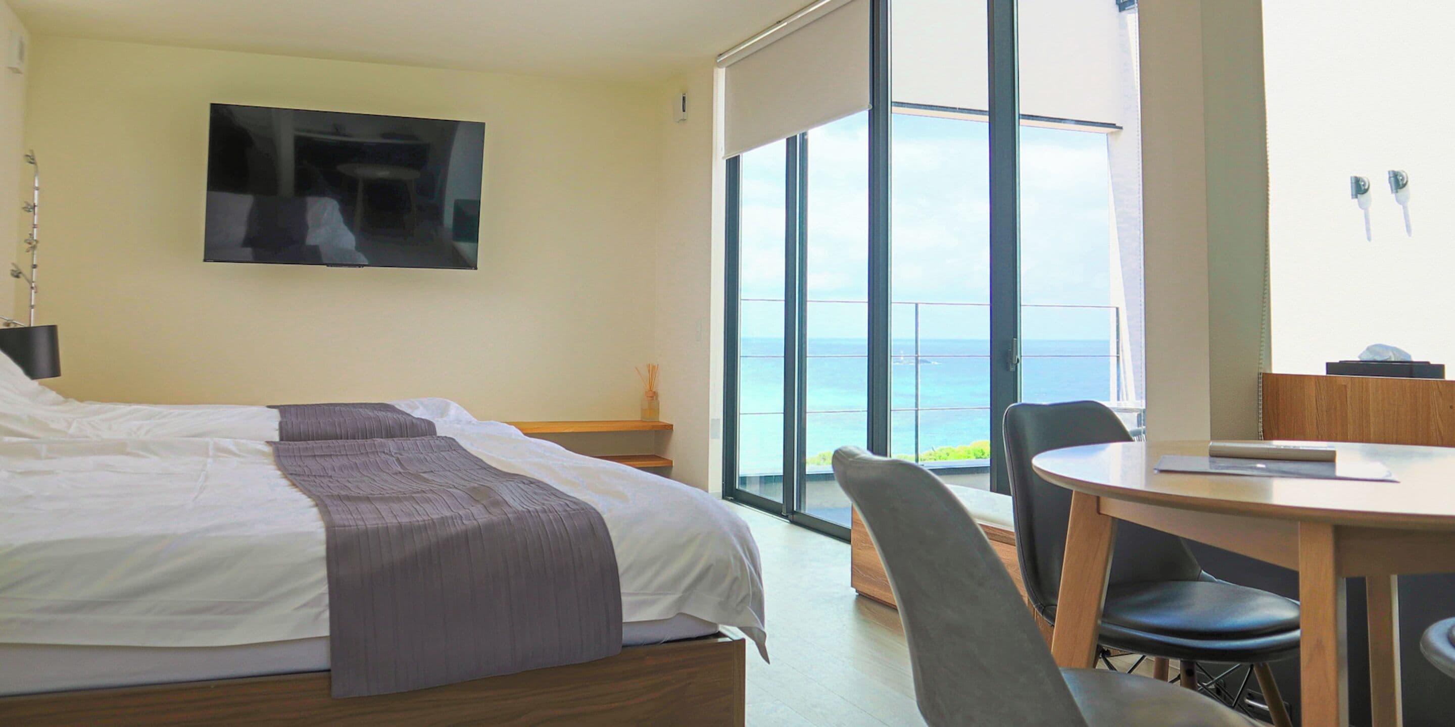 スーペリア ヴィラ ペット不可 パーシャル オーシャン ビュー | 羽毛の掛け布団、遮光カーテン、ベッドシーツ