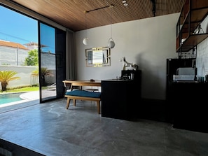 Villa Deluxe, 2 habitaciones, balcón, vista a la alberca | Cocina privada | Refrigerador, microondas, parrilla de estufa y utensilios de cocina 