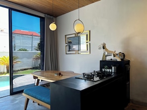 Villa Deluxe, 2 habitaciones, balcón, vista a la alberca | Cocina privada | Refrigerador, microondas, parrilla de estufa y utensilios de cocina 