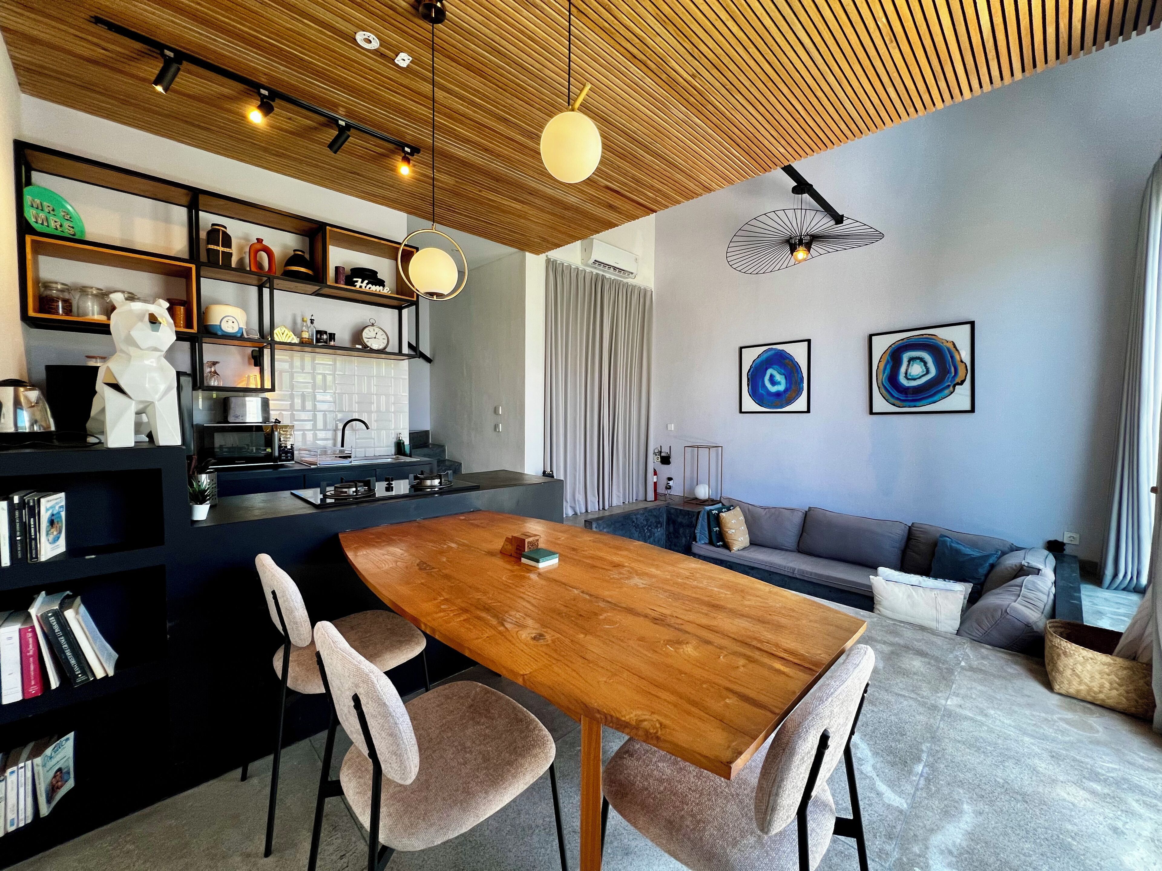 Vila luxo, 2 quartos, sacada, vista para a piscina | Sala de jantar