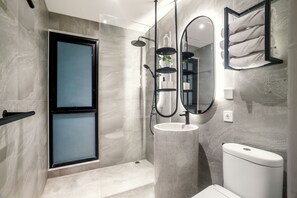 Deluxe-huvila, 2 makuuhuonetta, parveke, näköala uima-altaalle | Kylpyhuone | Suihku, sadesuihkupää, hiustenkuivaaja, pyyhkeet