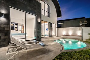 Ulkouima-allas, aurinkotuoleja