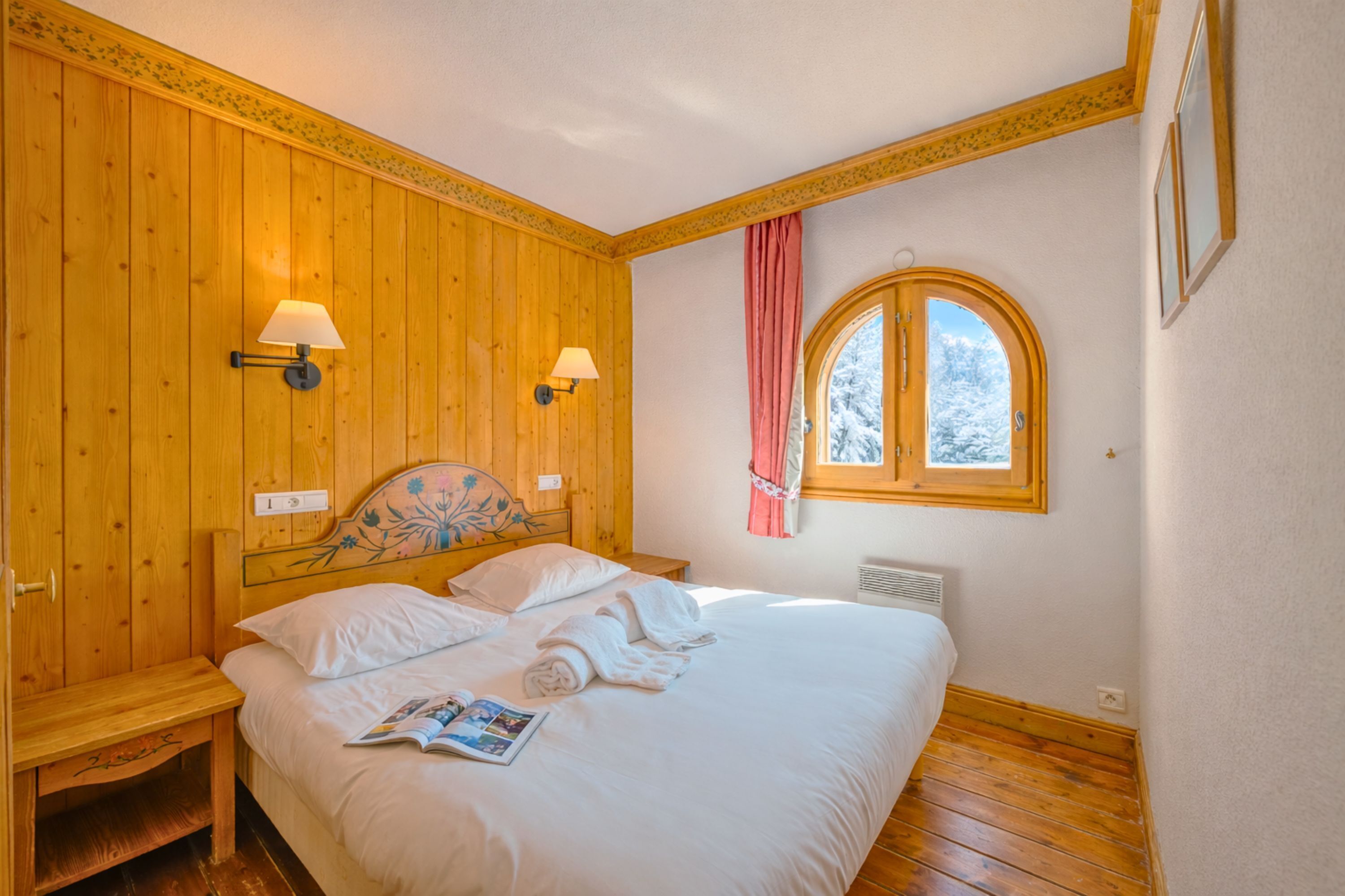 2 bedrooms, bed sheets