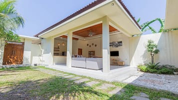 Grand Double Room | Living area | Flat-screen TV