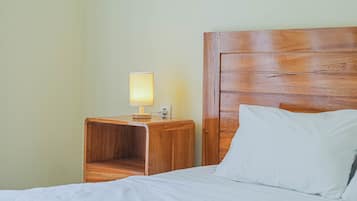 Escrivaninha, quartos à prova de som, Wi-Fi de cortesia, roupa de cama