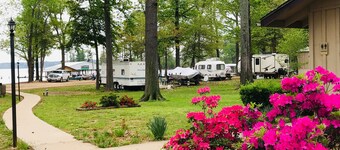 Hotel room with mini kitchen right on Toledo Bend Lake