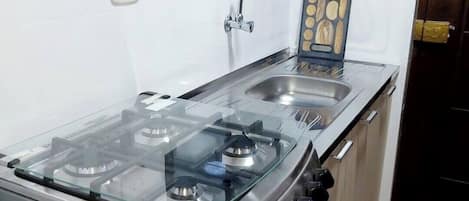 Batterie de cuisine, vaisselle et ustensiles