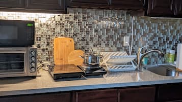 Réfrigérateur, micro-ondes, four, plaque de cuisson