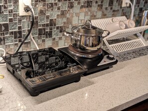 Fridge, microwave, oven, stovetop - Charming Fremont Guest Suite with Lush Backyard Oasis and Fruit Trees! (Fremont)