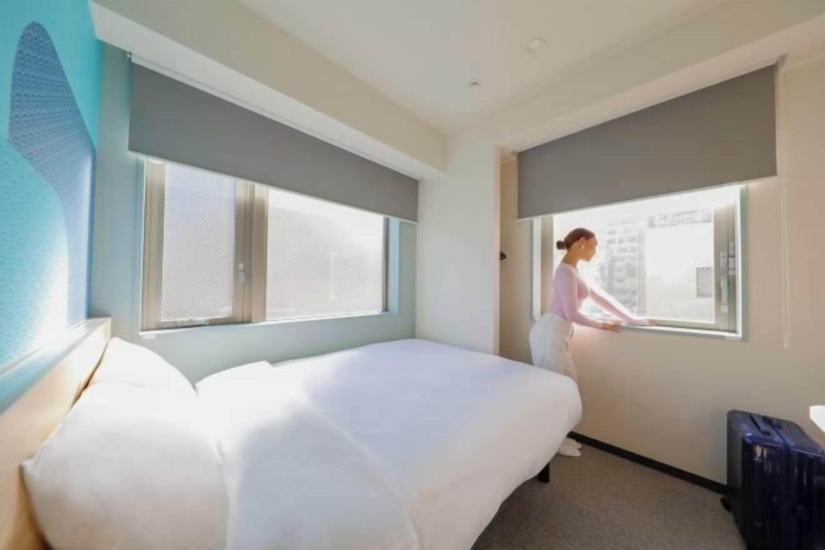 Bàn, khu vực làm việc phù hợp cho laptop, màn/rèm cản sáng 