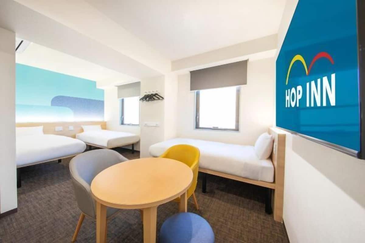 Escritorio, espacio para trabajar con laptop y cortinas blackout