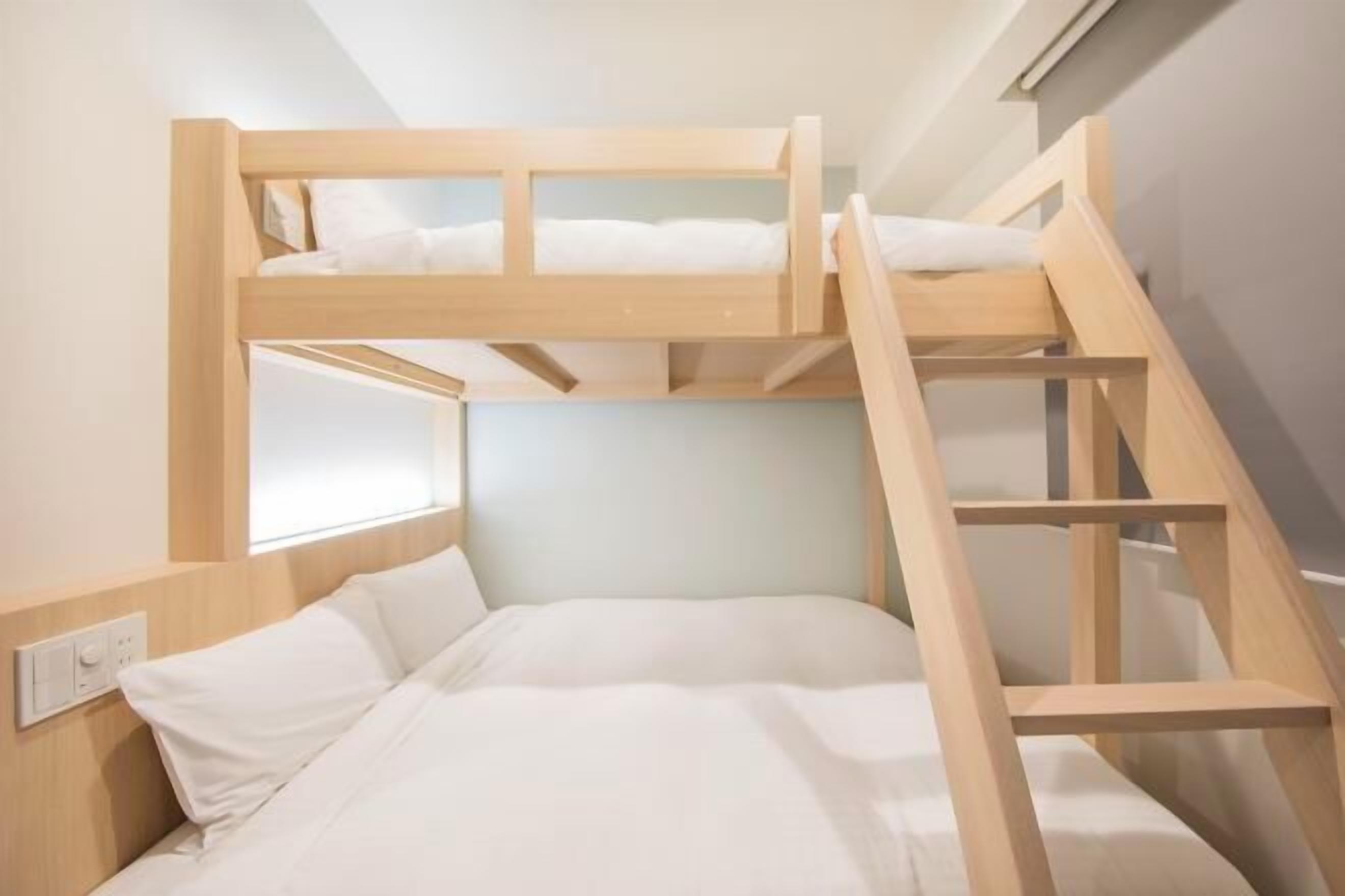 Bàn, khu vực làm việc phù hợp cho laptop, màn/rèm cản sáng 