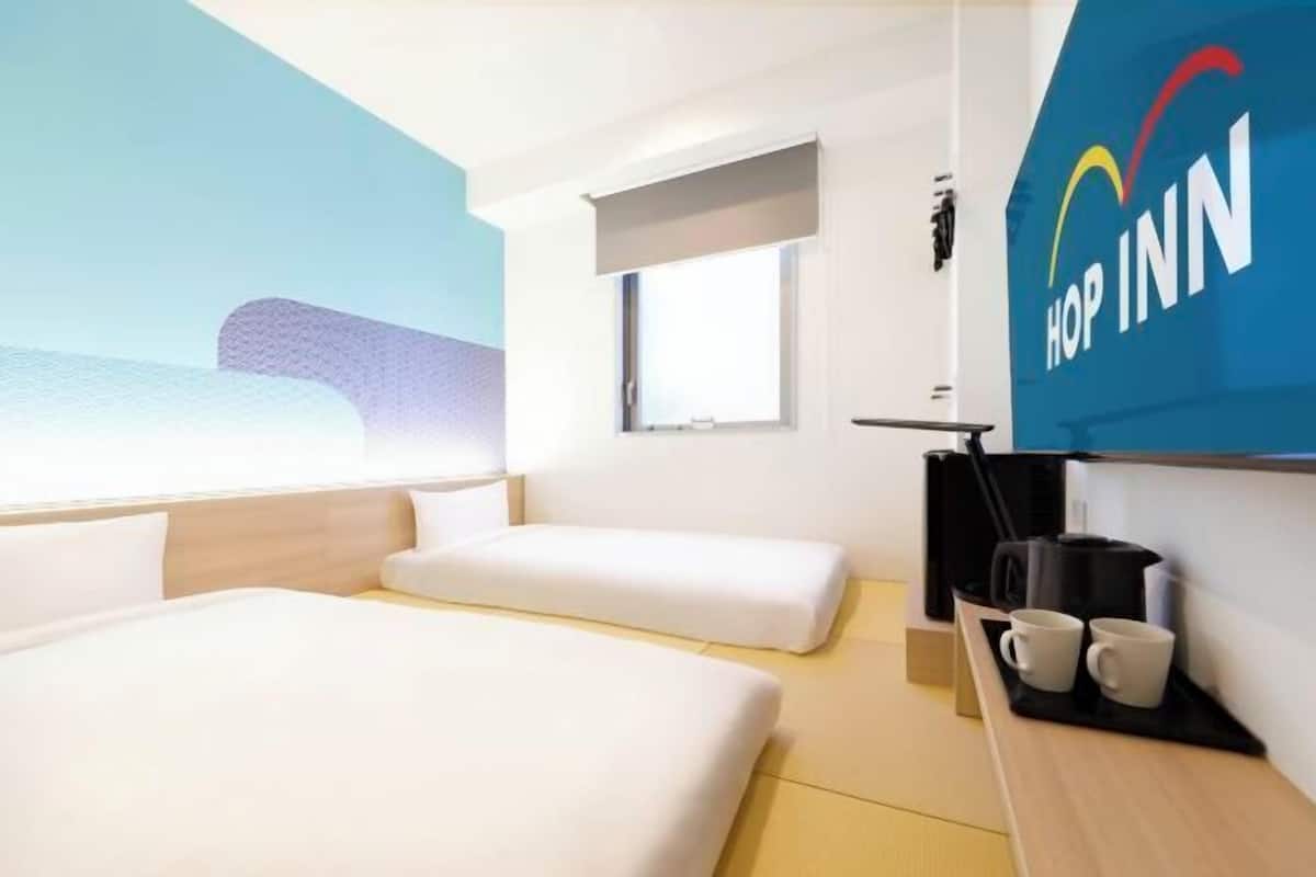 Escritorio, espacio para trabajar con laptop y cortinas blackout