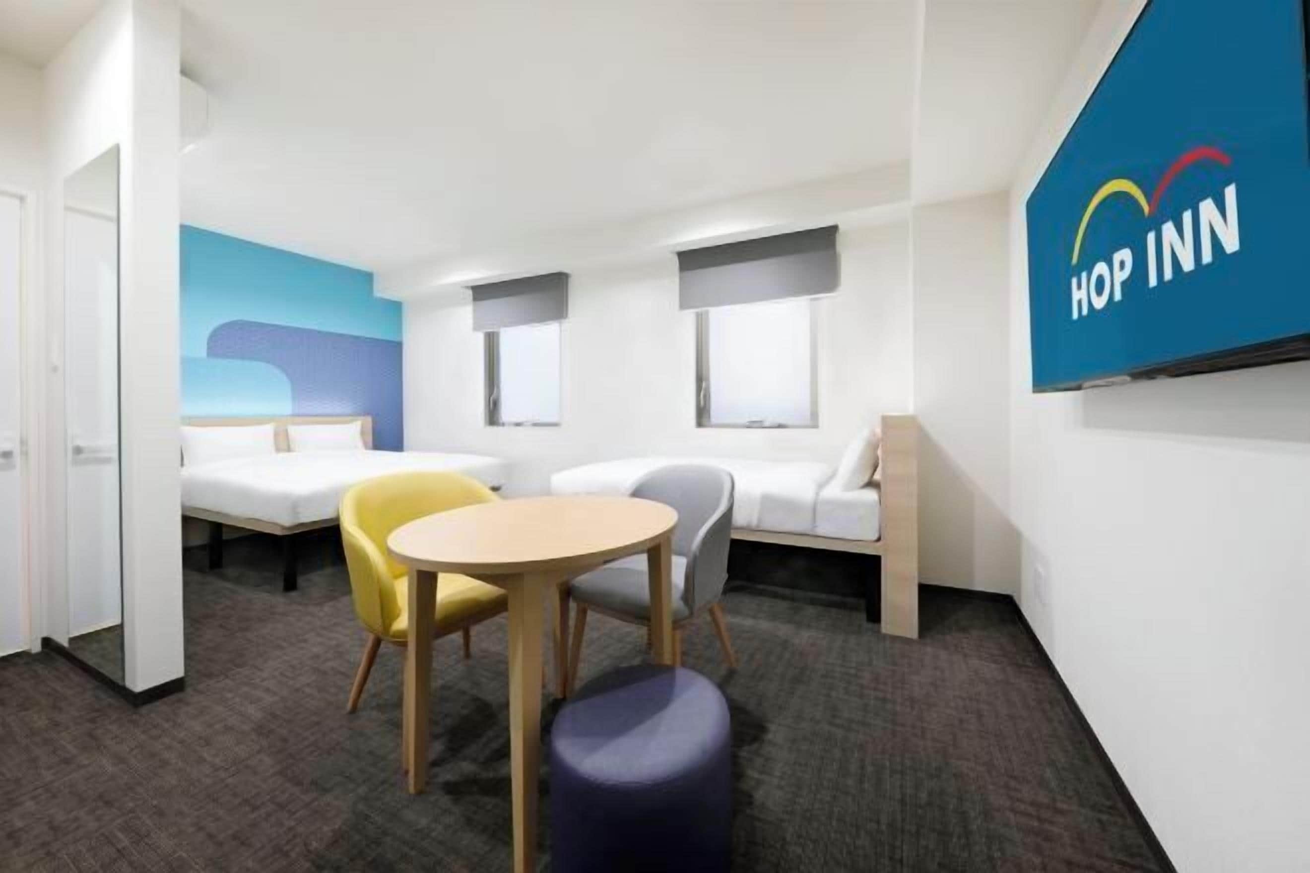 Bàn, khu vực làm việc phù hợp cho laptop, màn/rèm cản sáng 