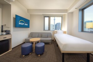 Habitación triple Deluxe, para no fumadores (with Sofa Bed) | Escritorio, espacio para trabajar con laptop y cortinas blackout