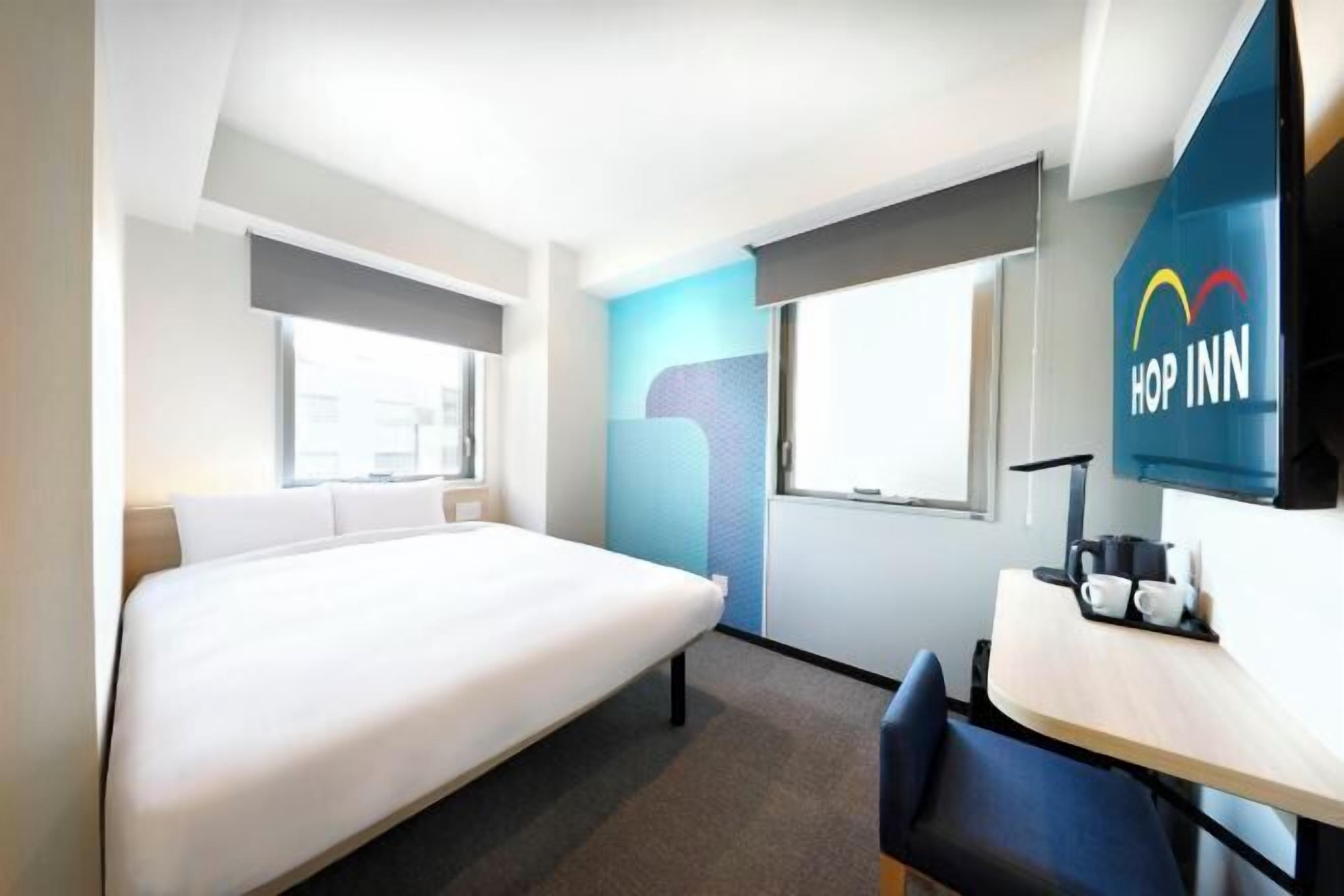 Bàn, khu vực làm việc phù hợp cho laptop, màn/rèm cản sáng 