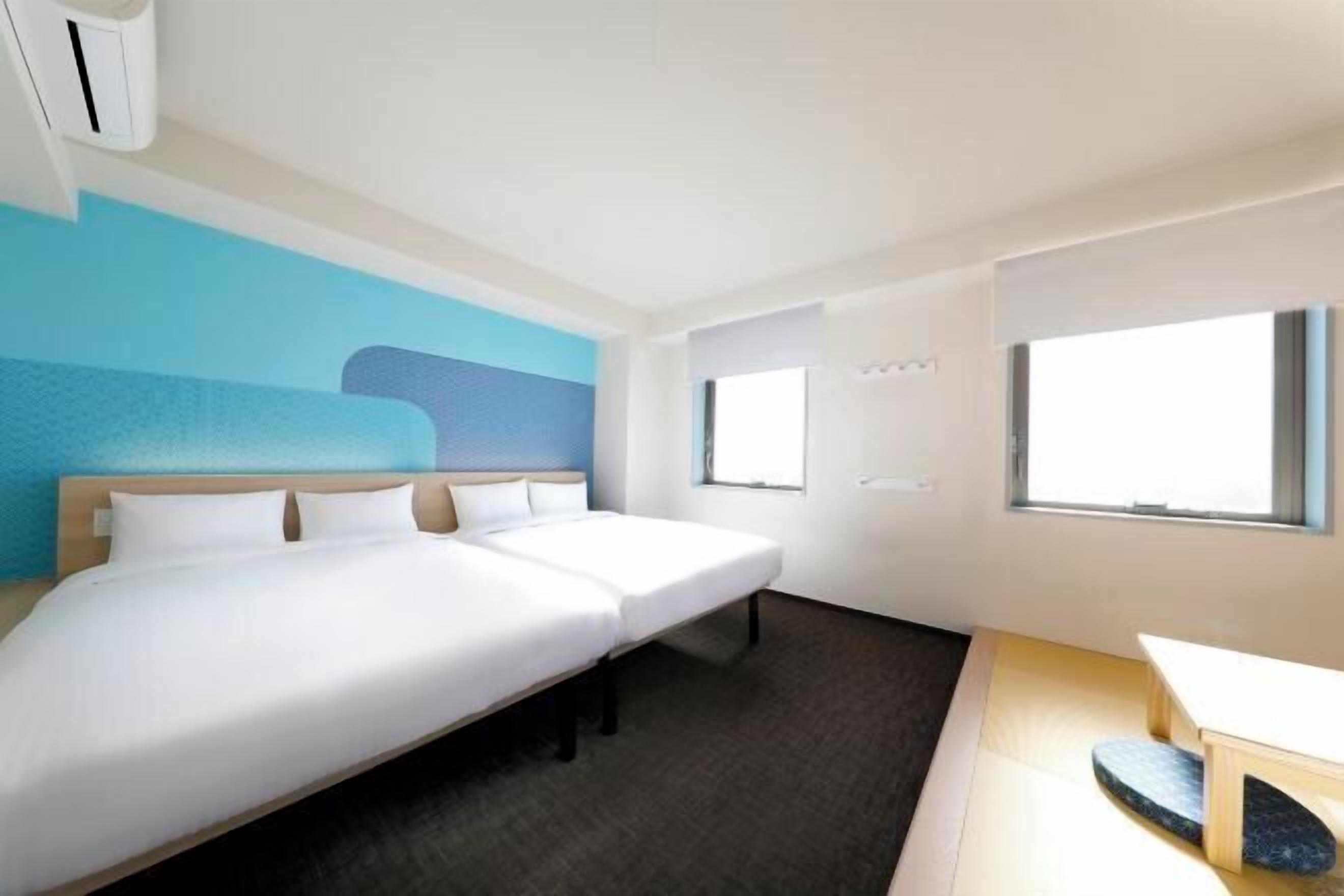 Bàn, khu vực làm việc phù hợp cho laptop, màn/rèm cản sáng 