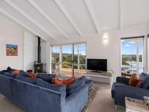Smart TV, chimenea y oficina 