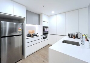 Refrigerador, microondas, horno y parrilla de estufa