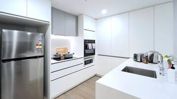 Fridge, microwave, oven, stovetop