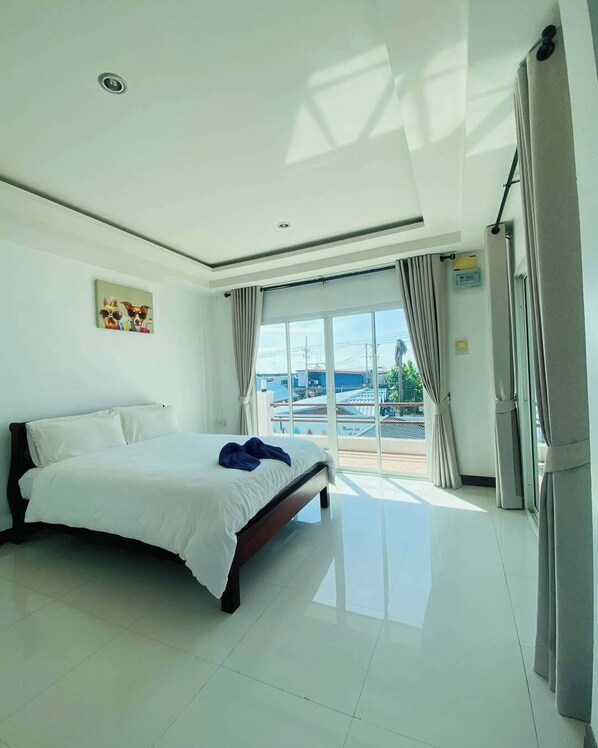 Blackout drapes, soundproofing, free WiFi, bed sheets - Rateesumalee pool view KoLarn (Koh Lan)