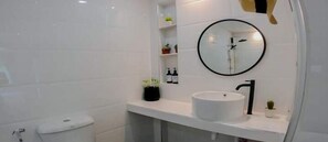 Artículos de tocador gratuitos, secador de pelo, toallas