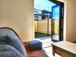 Casa geminada com design assinado | Área de estar | TV de tela plana