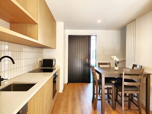 Nhà liên kế có thiết kế đặc trưng | Bếp riêng | Tủ lạnh, lò vi sóng, lò nướng, bếp nấu 