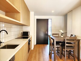 Refrigerador, microondas, horno, placa de cocina