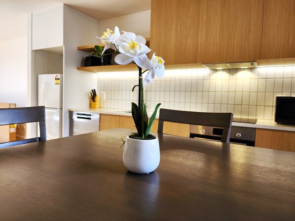 Signature Townhome | Private kitchen | Fridge, microwave, oven, stovetop