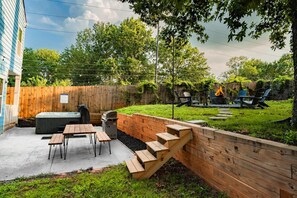 Outdoor dining - Twin Homes - 8 Bedroom Retreat In Central ATL (Atlanta)