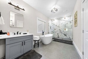 Bathtub, hair dryer, towels - Twin Homes - 8 Bedroom Retreat In Central ATL (Atlanta)