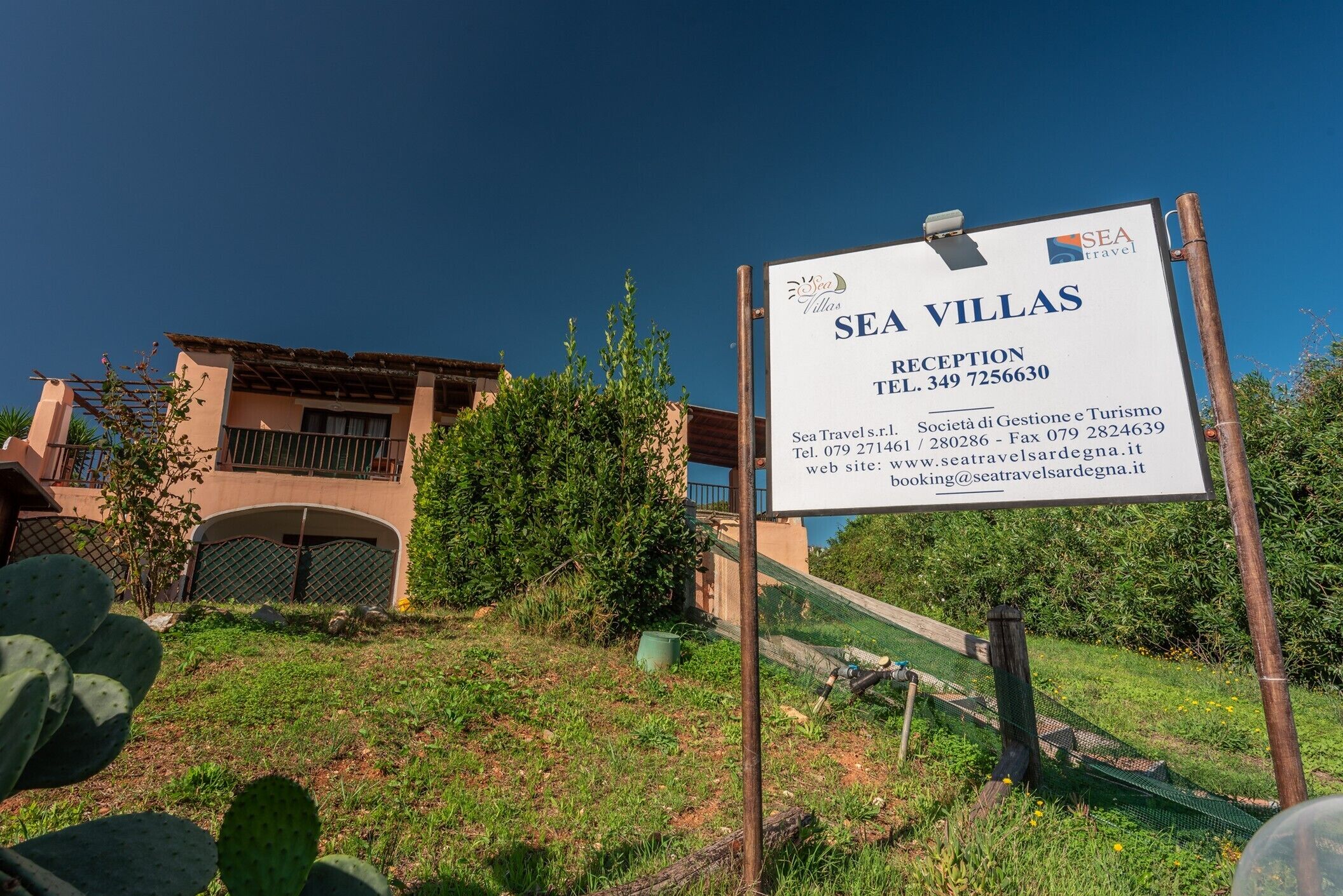 Schild für die Rezeption der Sea Villas mit Kontaktinformationen.