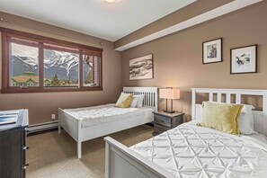 2 bedrooms, iron/ironing board, travel cot, free WiFi