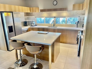 Refrigerador, microondas, horno, placa de cocina