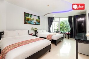 Habitación triple | Ropa de cama hipoalergénica, minibar, escritorio y wifi gratis 